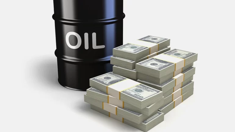 الدولار يرتفع بقوة والنفط يتراجع بالتعاملات المبكرة.. وهذه هي الأسباب