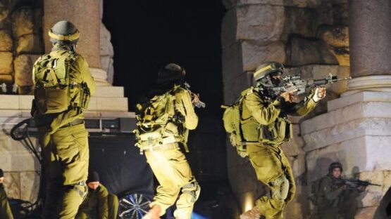 وسط اشتباكات مسلحة.. قوات الاحتلال تعتقل شابًا من نابلس