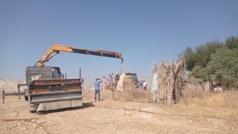 مستوطنون يجرفون حوالي 60 دونما شرق العوجا