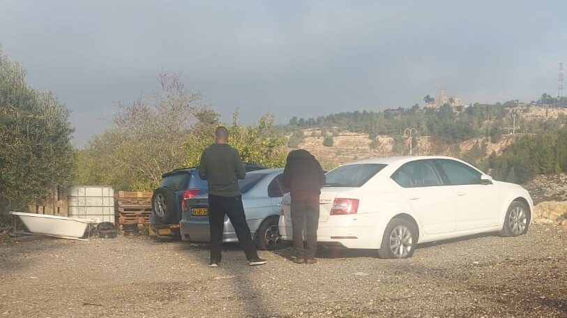 مستوطنون يعطبون إطارات 23 مركبة في بيت إكسا