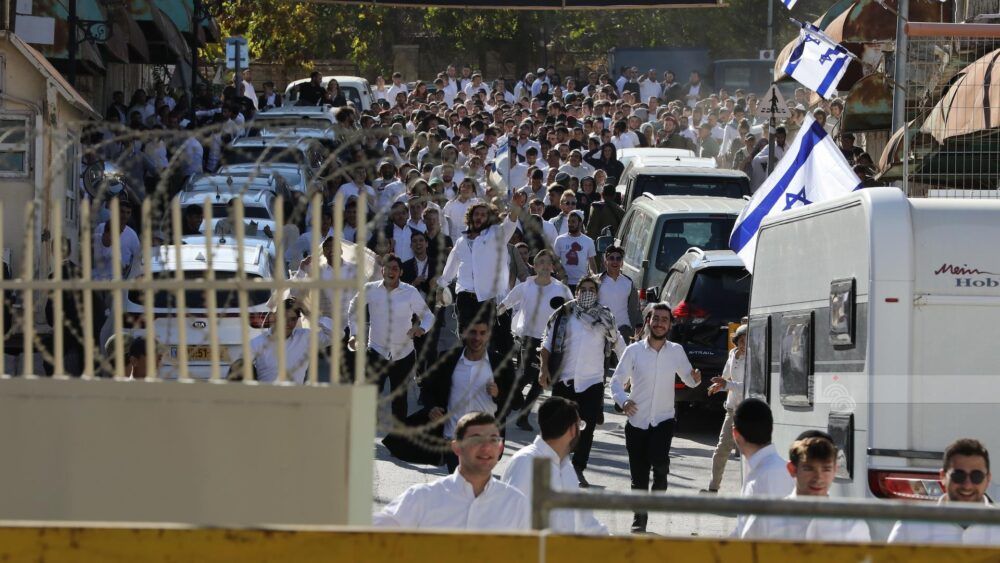 آلاف المستوطنين يستبيحون الحرم الإبراهيمي