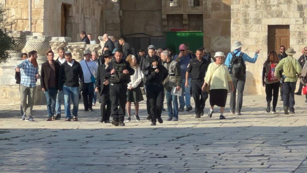 قوات الاحتلال تعتقل أحد حراس المسجد الأقصى المبارك