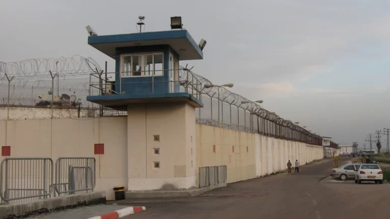 قوات القمع تقتحم غرفتي (30، و35) في سجن "هداريم"