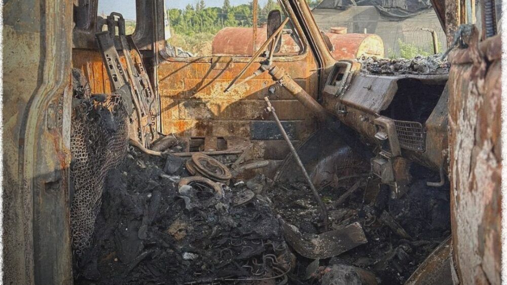 مستوطنون يعتدون على مسن من عتيل ويحرقون شاحنته