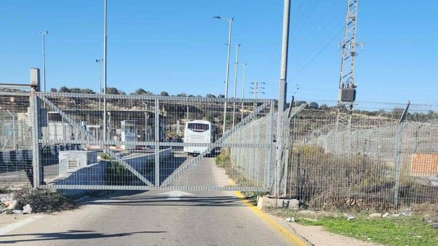 الاحتلال يغلق حاجز بيت إكسا شمال غرب القدس