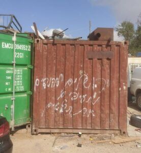 مستوطنون يعطبون إطارات 23 مركبة ويخطون شعارات عنصرية في بيت إكسا