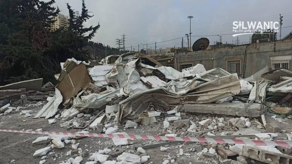 الاحتلال يهدم مخبزا في مخيم شعفاط