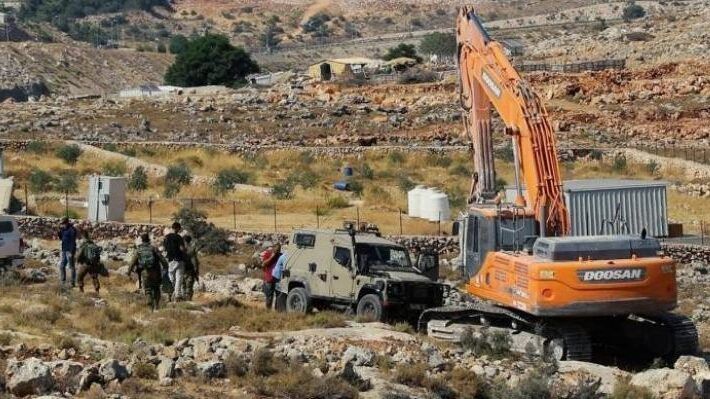 الاحتلال يخطر بوقف البناء بمسكنين في خربة حمصة