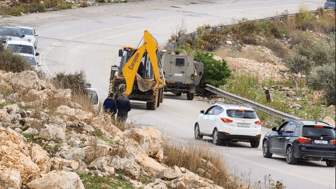 الاحتلال يستولي على جرافة غرب سلفيت