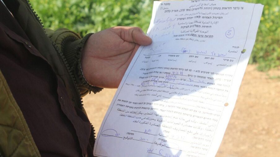 الاحتلال يسلم إخطارات بوقف العمل والبناء في ثمانية منازل غرب سلفيت