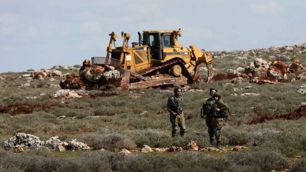 الاحتلال يجرف أراضي عينابوس جنوب نابلس