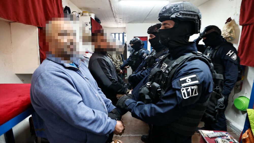 قوات القمع تقتحم قسم (25) في سجن النقب