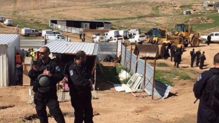 الاحتلال يخطر بهدم منزل ووقف البناء في آخرين بنابلس وقلقيلية