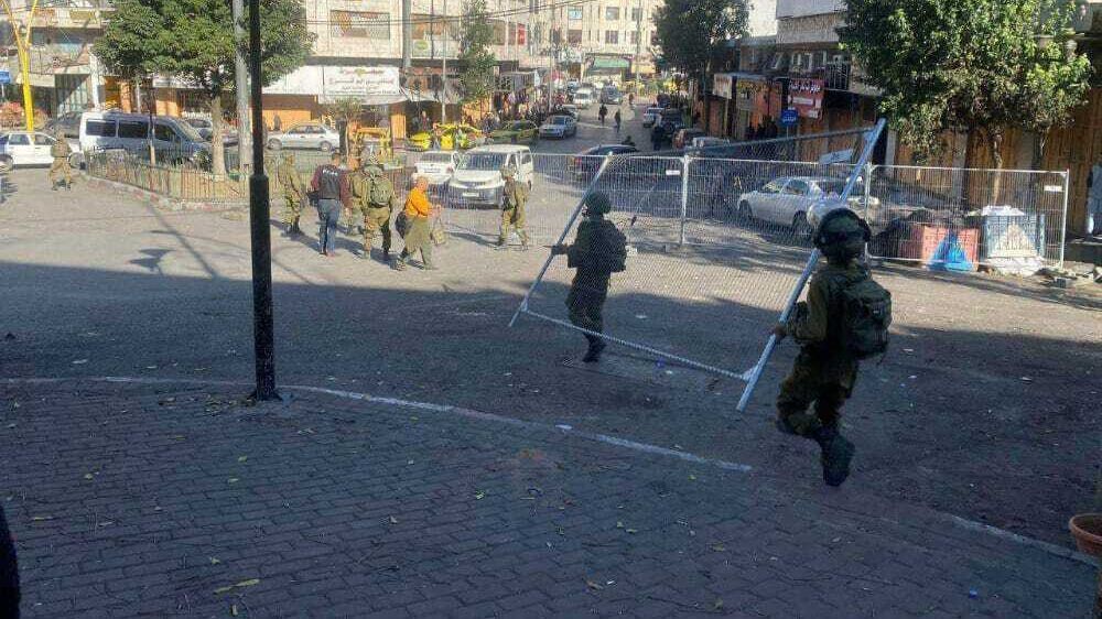 لتأمين اقتحام المستوطنين.. الاحتلال يغلق وسط الخليل