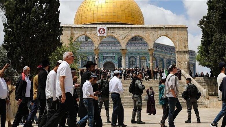 بحماية شرطة الاحتلال، المستوطنين يقتحمون الأقصى