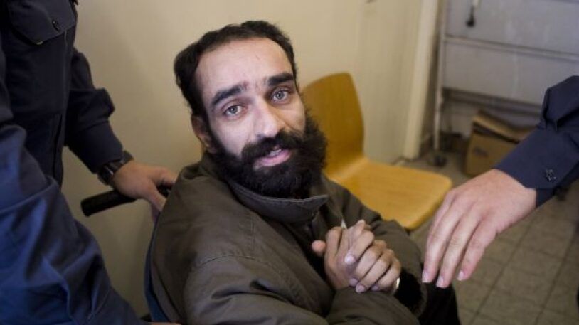 الأسير العيساوي يعلق إضرابه عن الطعام