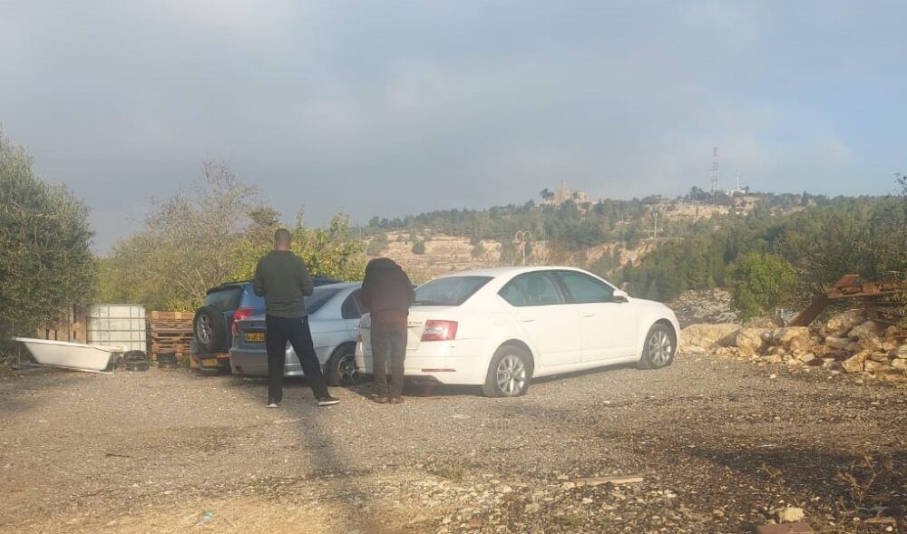 مستوطنون يعطبون إطارات 23 مركبة في بيت إكسا