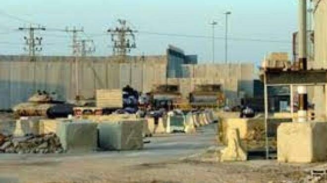 الاحتلال يبدأ بتفكيك معبر المنطار لاستبداله بجدار اسمنتي شرق غزة