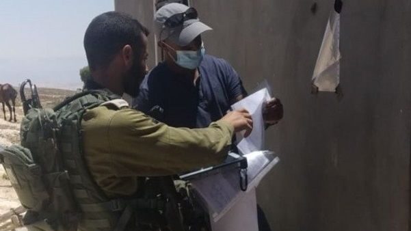 الاحتلال يخطر بوقف البناء في ثلاثة مخازن تجارية