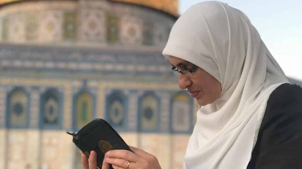 الاحتلال يسلم مرابطة مقدسية بلاغا لمراجعة مخابراته