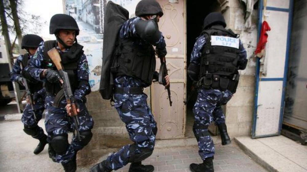 الشرطة تقبض على سيدة مشتبه فيها بأعمال الشعوذه والإحتيال في نابلس