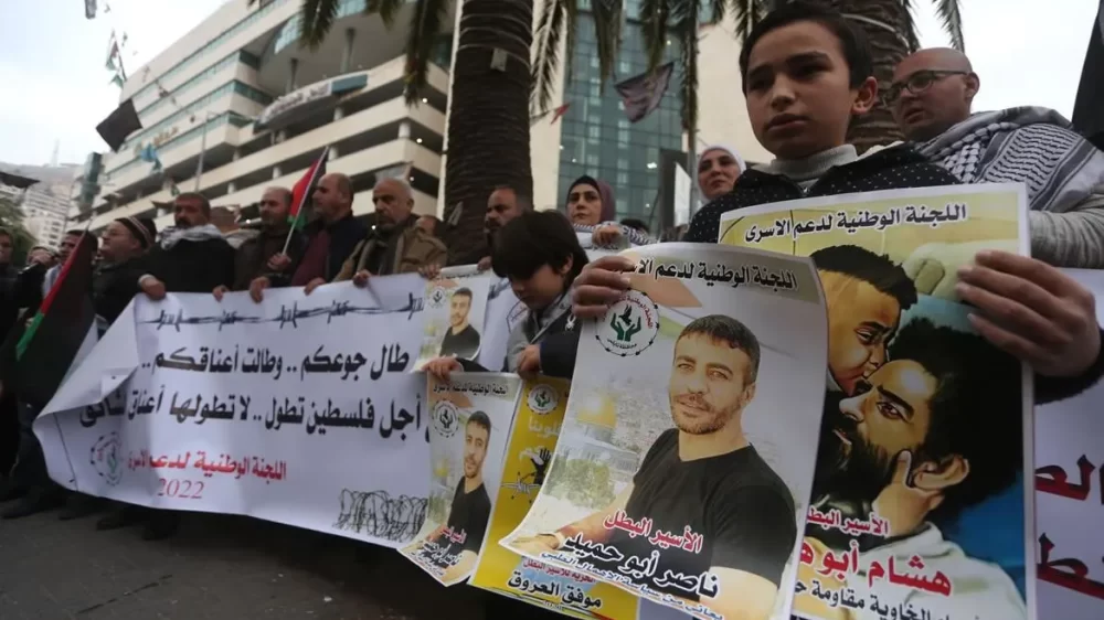 نابلس: وقفة اسناد للأسيرين ناصر أبو حميد ووليد دقة