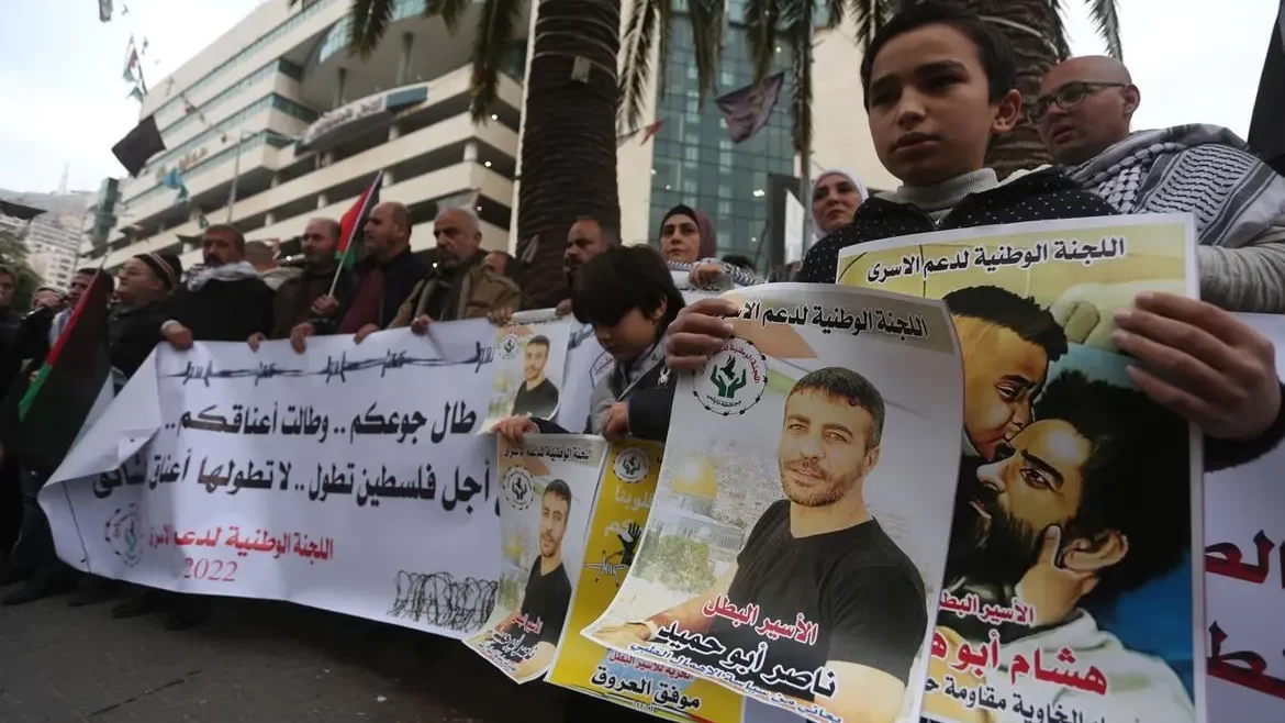 نابلس: وقفة اسناد للأسيرين ناصر أبو حميد ووليد دقة