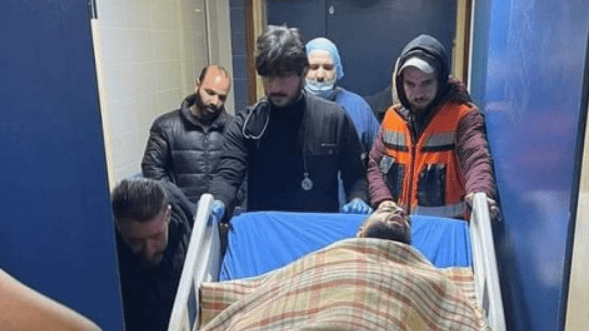 المسعف ابو حجر يتلقى العلاج في المستشفى