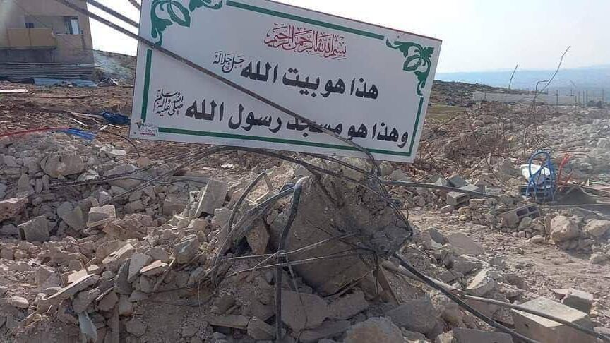 الاحتلال يهدم مسجدا في دورا جنوب الخليل