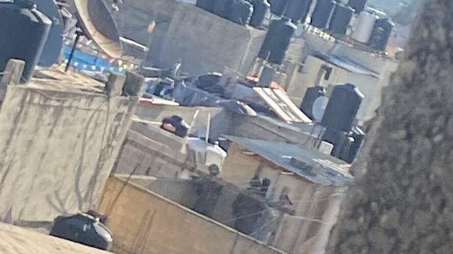 نابلس: الاحتلال يصيب مواطنا بالرصاص وآخرين بالاختناق عقب اقتحام مخيم عسكر