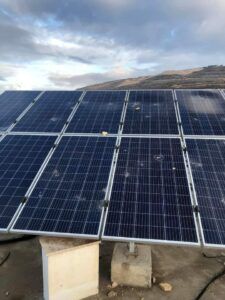 أكثر من 40 مستوطنًا يحطمون الخلايا الشمسية في مدرسة عوريف الثانوية