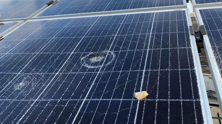 أكثر من 40 مستوطنًا يحطمون الخلايا الشمسية في مدرسة عوريف الثانوية