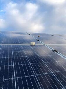 أكثر من 40 مستوطنًا يحطمون الخلايا الشمسية في مدرسة عوريف الثانوية