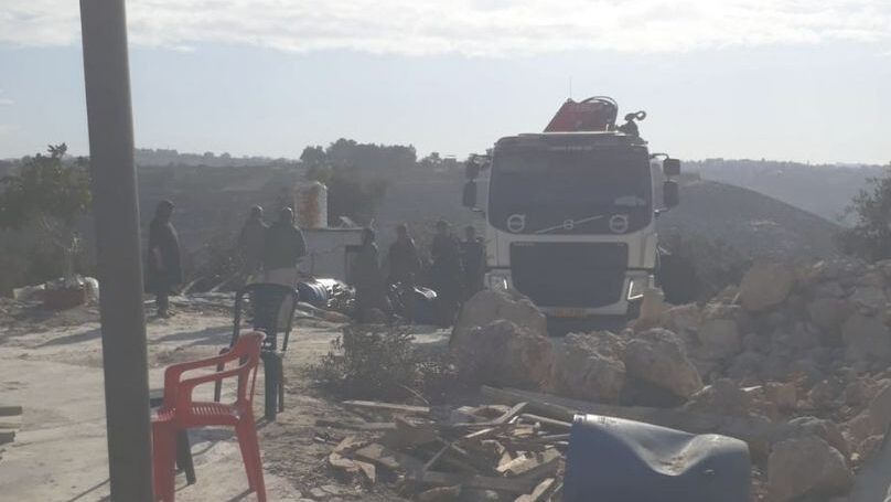 الاحتلال يستولي على خيمتين وكرفان زراعي في الخليل