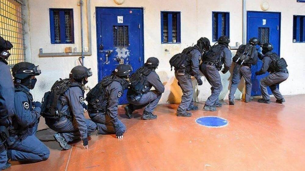 قوات القمع تقتحم قسم الأسرى في سجن "هداريم"