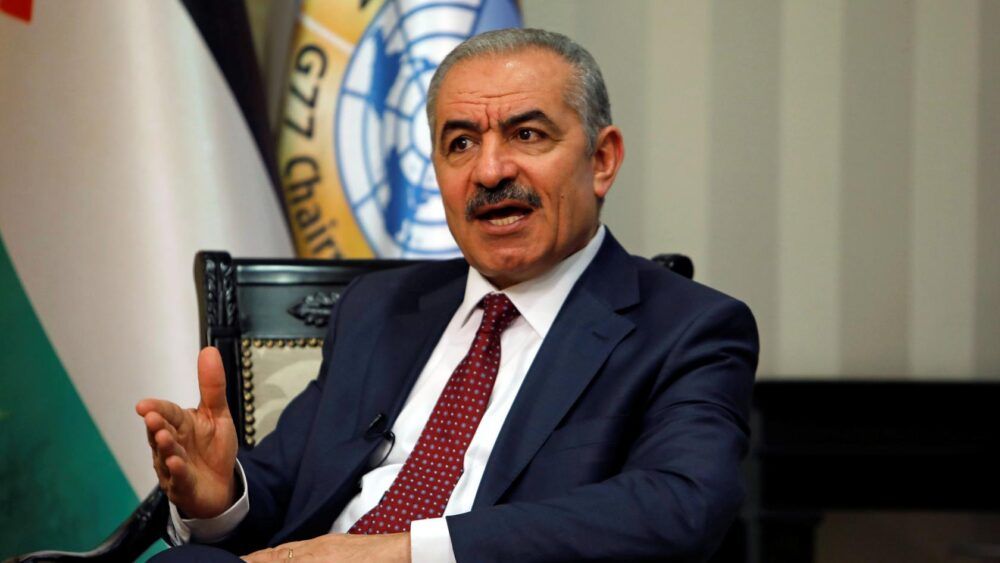 اشتية يطالب بتدخل عاجل لوقف جرائم الاحتلال