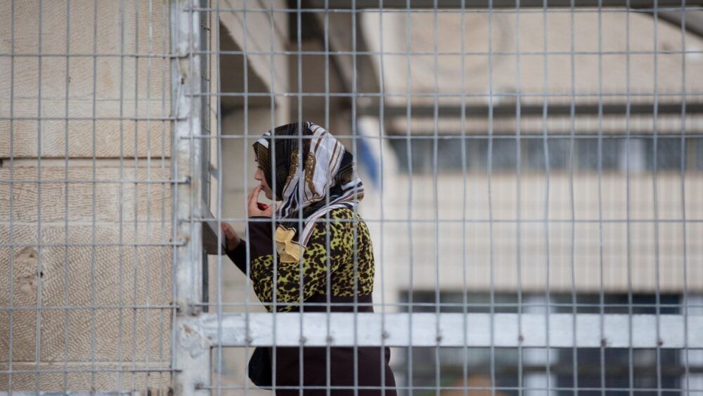 نادي الأسير: 29 أسيرة بينهن طفلتان يقبعن في معتقلات الاحتلال