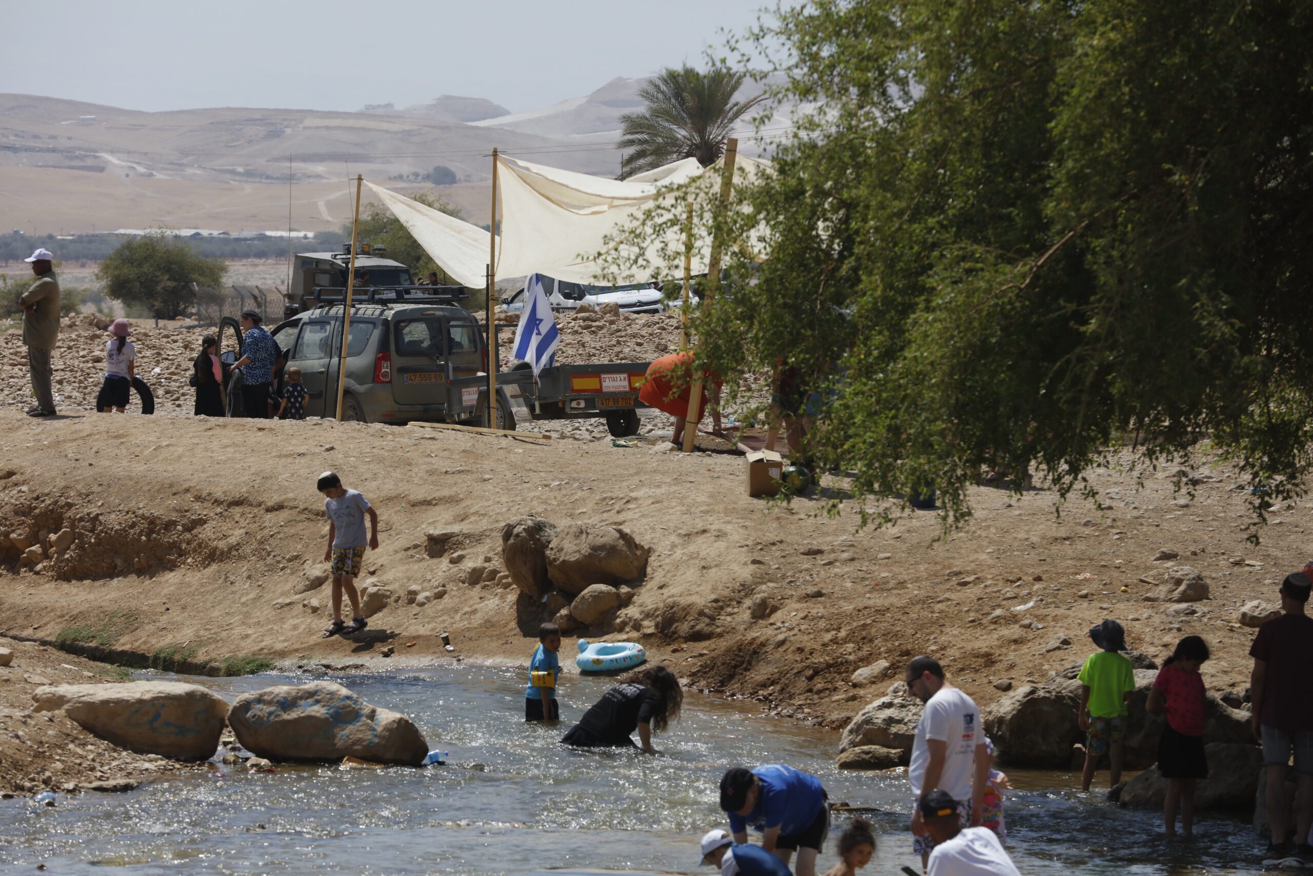 مئات المستوطنين يقتحمون نبع العوجا شمال أريحا