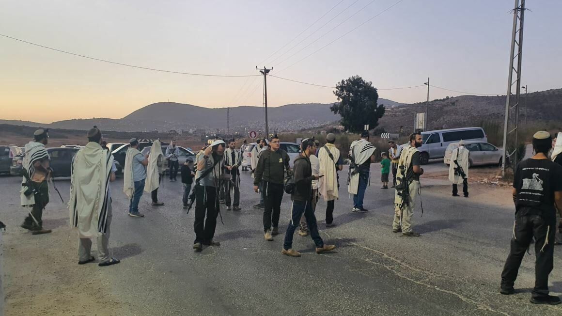 مستوطنون يهاجمون مركبات المواطنين جنوب نابلس