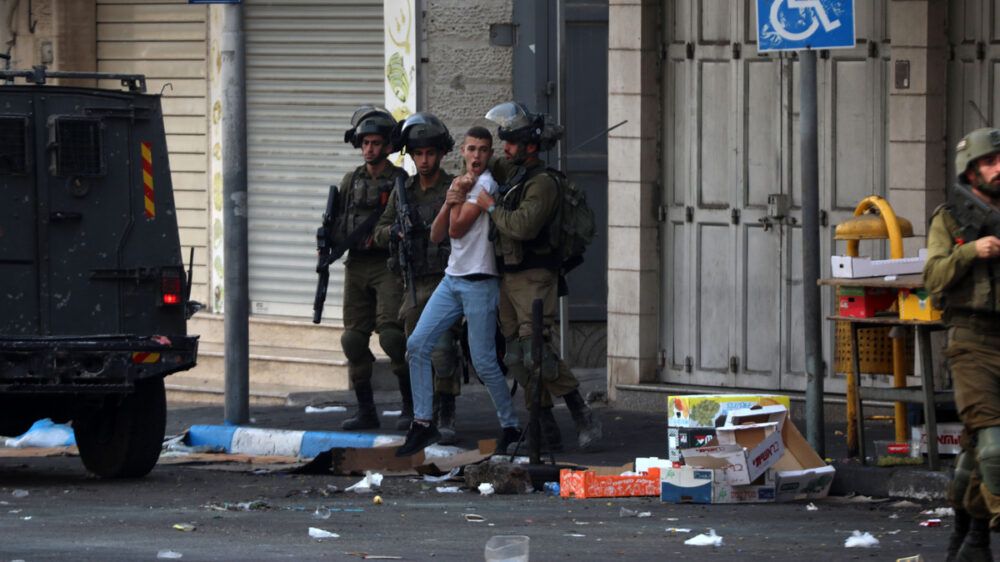 بينهم نساء وأطفال.. الاحتلال اعتقل 490 فلسطينياً خلال الشهر المنصرم