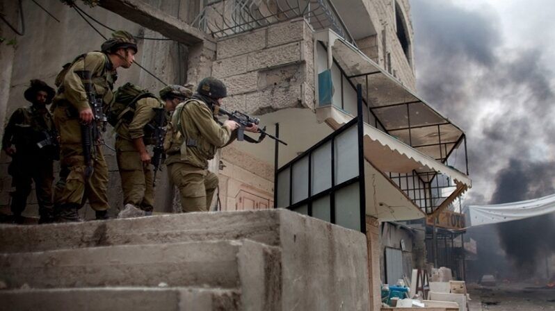 الاحتلال يعتقل مواطنا ويصيب العشرات بالاختناق شرق نابلس