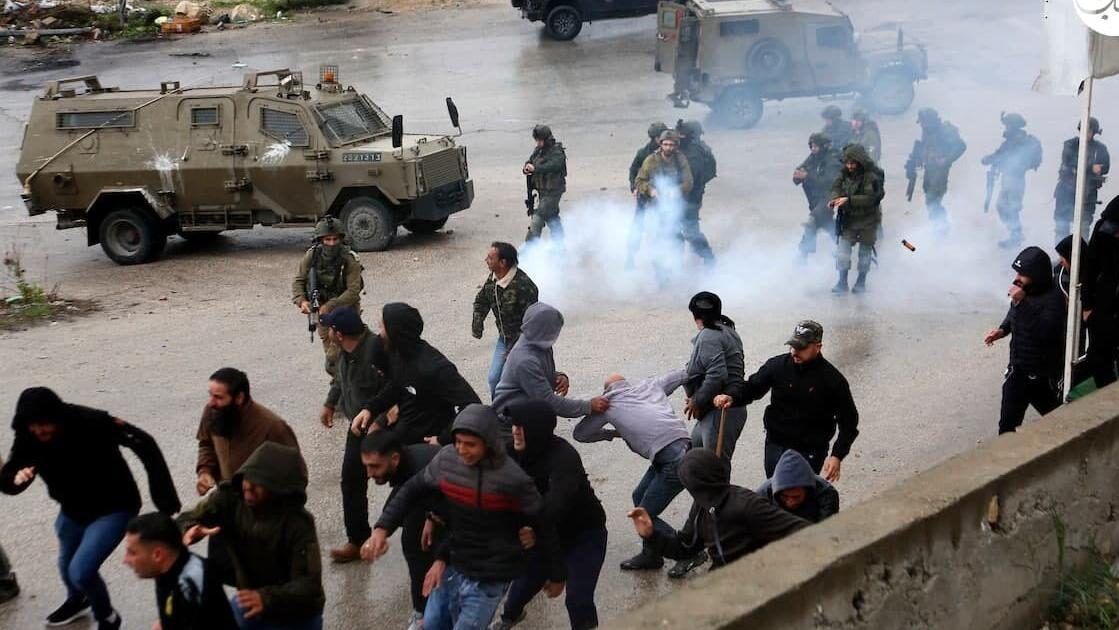 إغلاق مداخل بلدة بيت أمر.. إصابات بالاختناق خلال مواجهات في الخليل