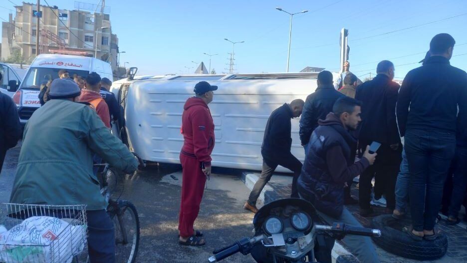 10 إصابات بانقلاب حافلة تقل موظفين وسط قطاع غزة