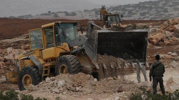 الاحتلال يستولي على جرافة وسط اندلاع مواجهات شرق بيت لحم