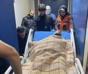 المسعف ابو حجر يتلقى العلاج في المستشفى