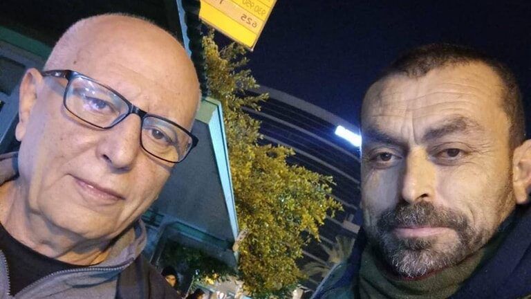 الصورة الأولى للأسير كريم يونس مع عابر السبيل الذي تعرف عليه فور الإفراج عنه بشكل مفاجىء