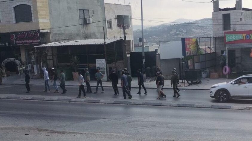 مستوطن يقتحم مدرسة في بلدة حوارة