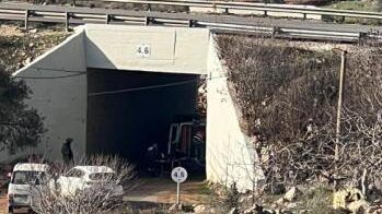 الصحة اعلنت استشهاده .. جنود الاحتلال انزلوا شابا من المركبة رغما عنه وأطلقوا النار عليه من مسافة صفر قرب سلواد