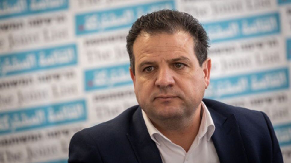 متطرفون يعتدون على ايمن عودة خلال تظاهرة في تل أبيب