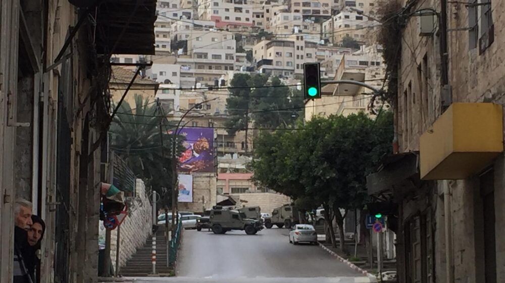 10 إصابات بينها صحفيان واعتقال 4 مواطنين خلال اقتحام الاحتلال نابلس